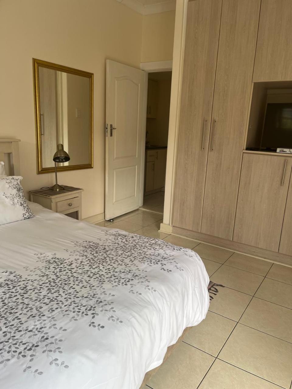 At Sta-Plus Guest House Port Elizabeth Exteriör bild